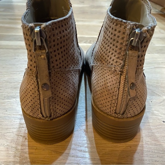 DV by Dolce Vita Women 7.5 Tan Ankle Booties - Picture 3 of 11
